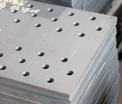 平板ドリル加工機による穴加工